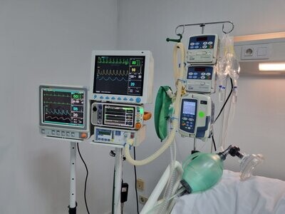 Monitores, respirador y torre bombas de infusión para UCI.