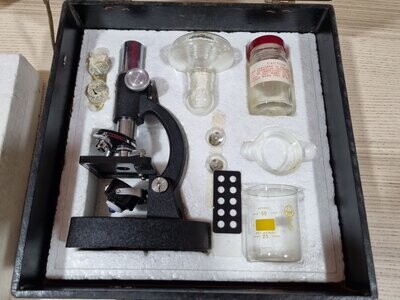 Microscopio años 50-60. Maleta original. Incluye accesorios.