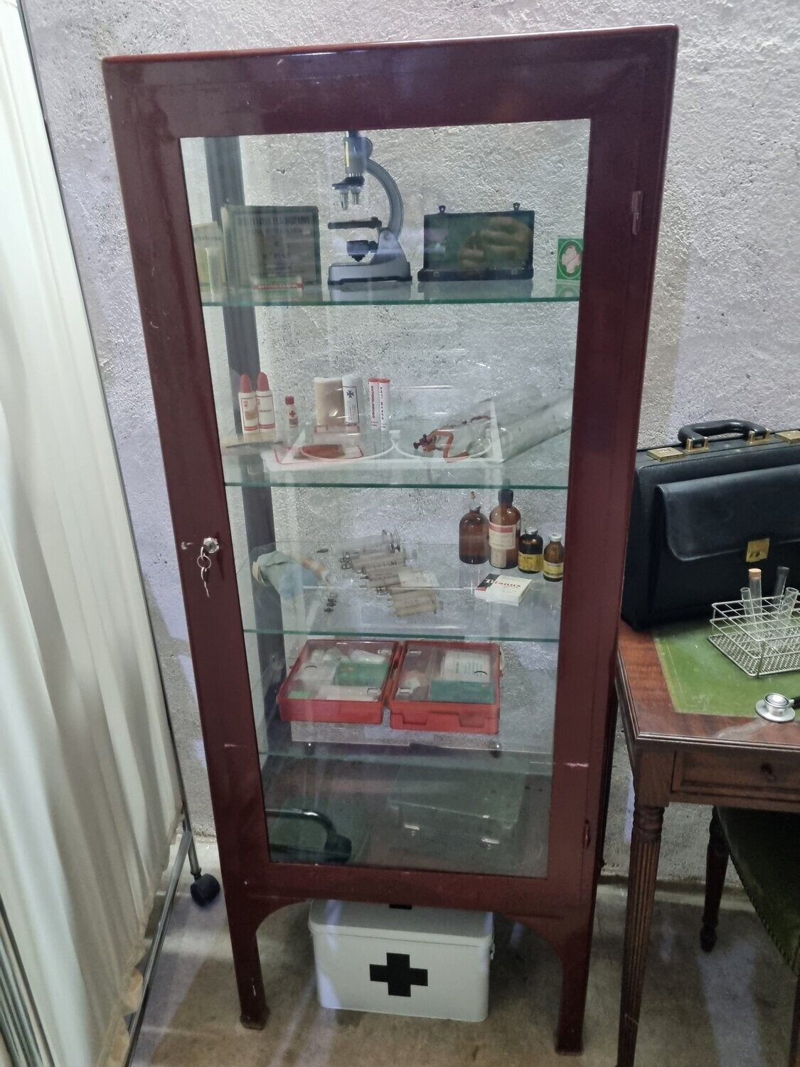 Vitrina clínica marrón.