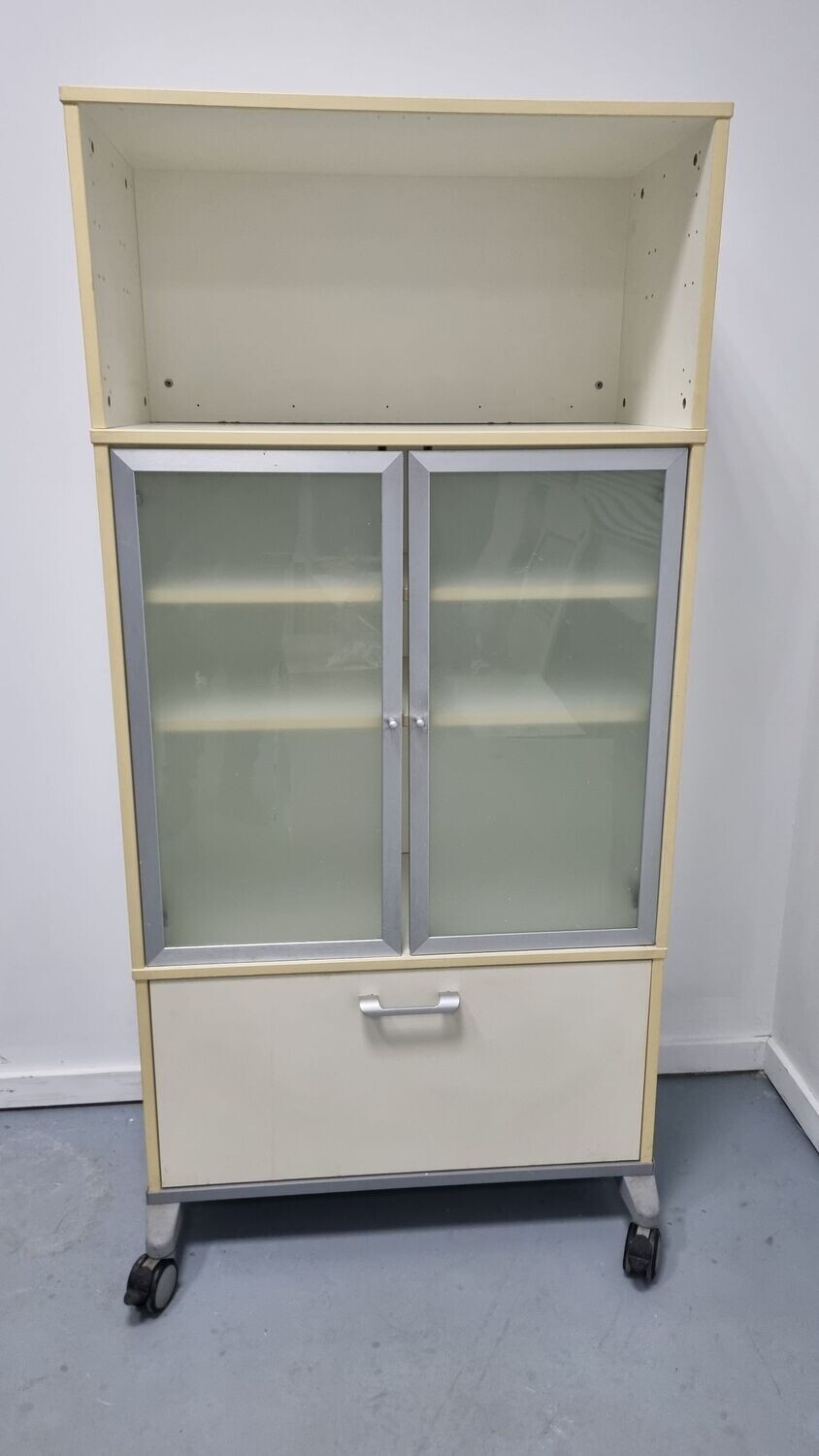 Mueble archivador. Mueble clínica. Alquiler mobiliario de clinica.