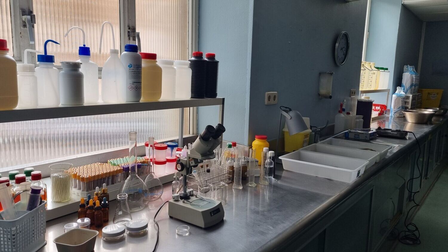 Materiales para recrear encimera anatómico forense.