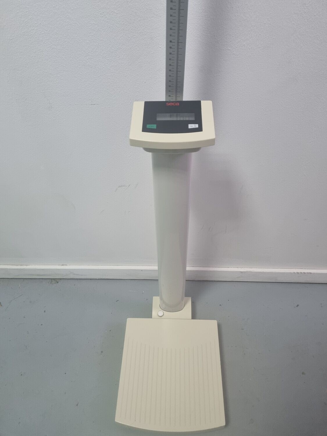 Báscula electrónica de columna SECA  con tallímetro.