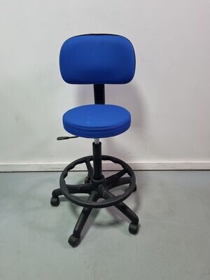 Taburete con respaldo alto con ruedas.