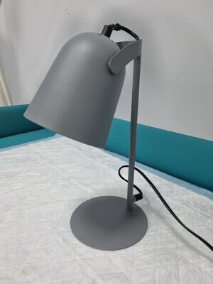 Lámpara sobre mesa gris.