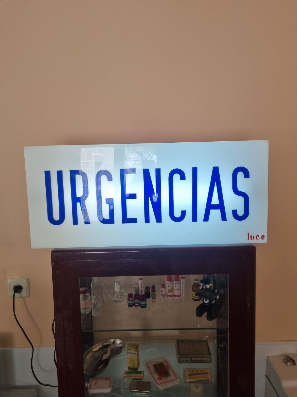 Cartel luminoso de urgencias.