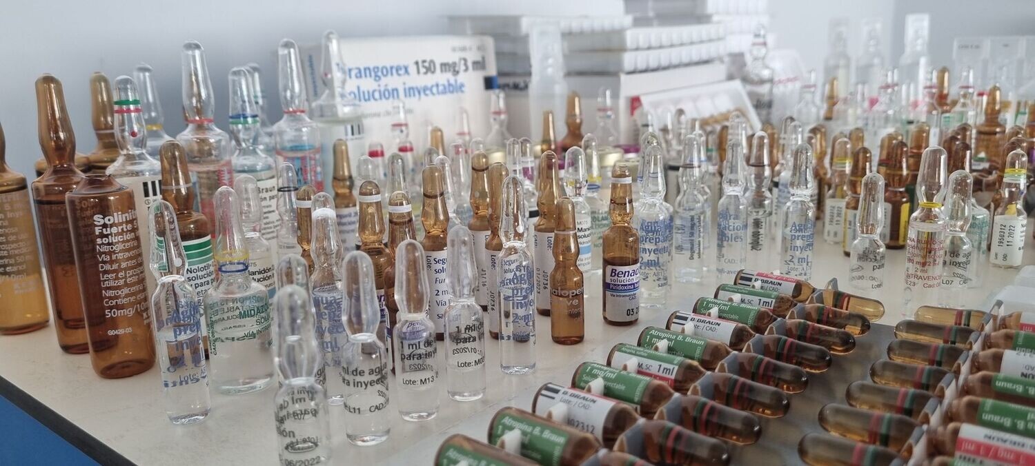 Viales y ampollas de medicamentos.