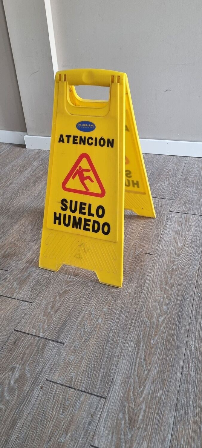 Panel plegable suelo mojado.