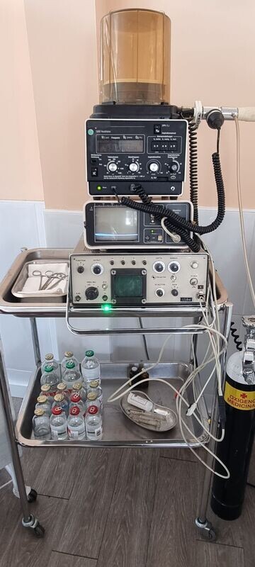 Carro UCI años 70 y 80. Electromedicina vintage.