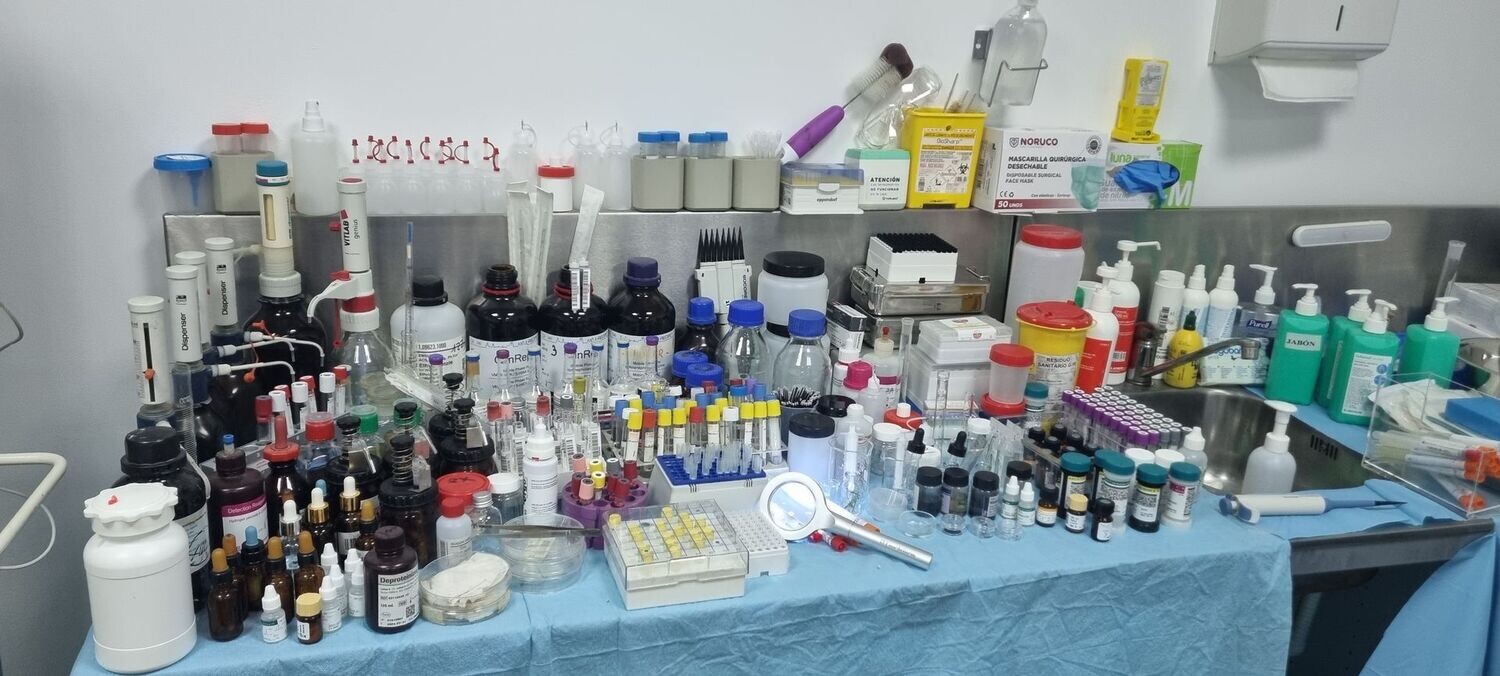 Lote de productos de laboratorio. Botes de laboratorio.