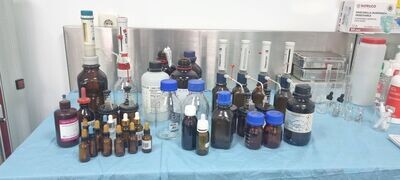 Dispensadores, frascos y cuentagotas de laboratorio.