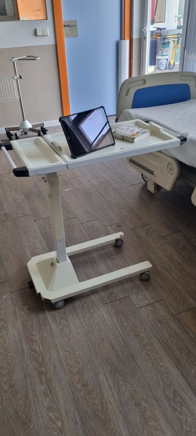 Mesa de cama con ruedas. Mesa auxiliar.
