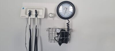 Mural de diagnostico completo. Tensiómetro de pared. Otoscopio y oftalmoscopio.