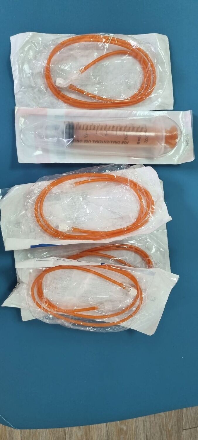 Alargadera y jeringuilla quimioterapia.