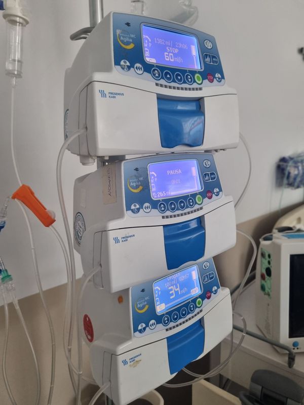 Torre bombas de infusión. Bomba de infusión. Alquiler bombas de infusión. Alquiler atrezzo hospitalario.