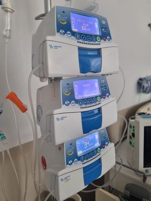 Torre bombas de infusión. Bomba de infusión. Alquiler bombas de infusión. Alquiler atrezzo hospitalario.