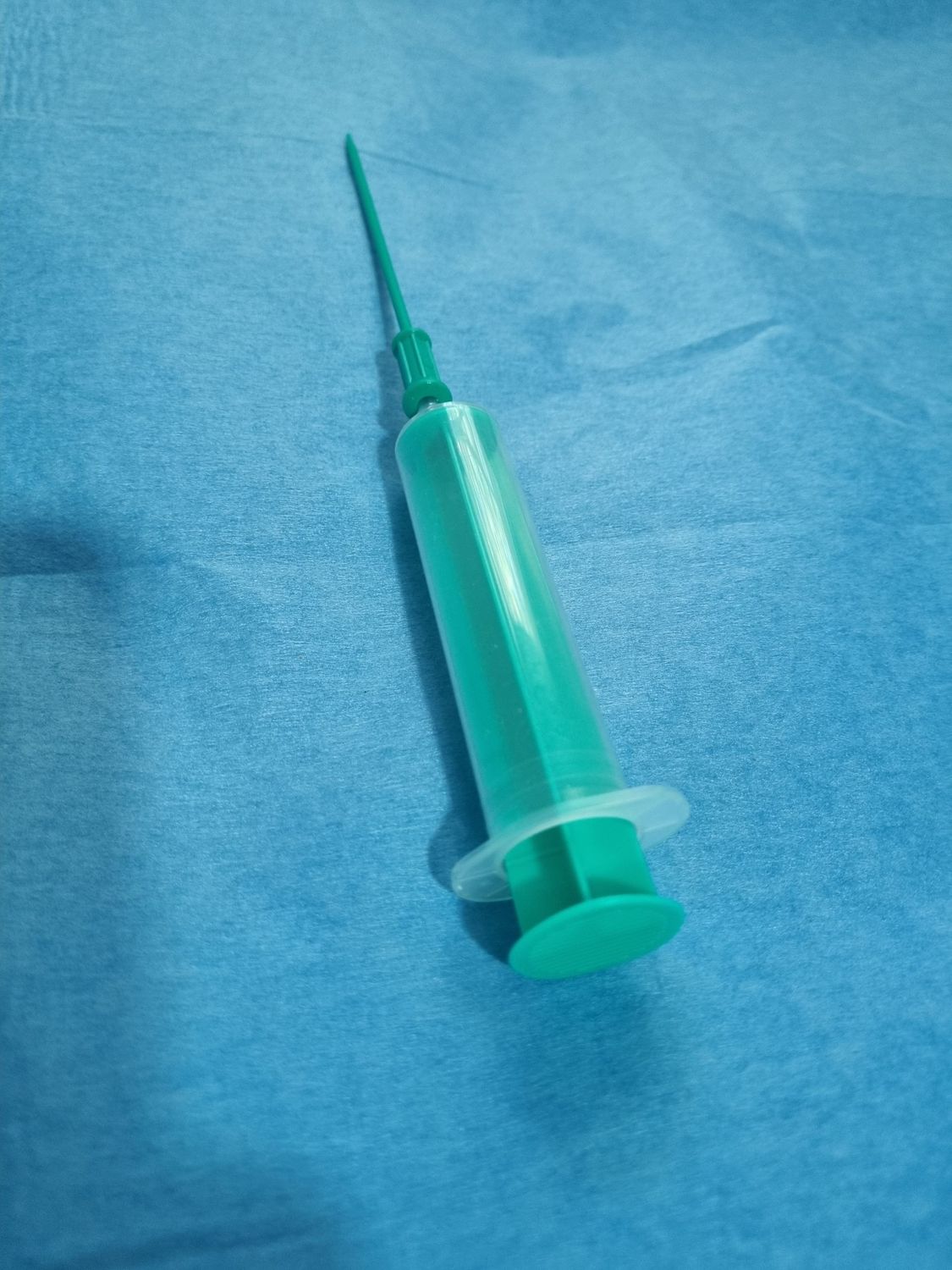 Jeringa con aplique para silicona. Alquiler material medico.