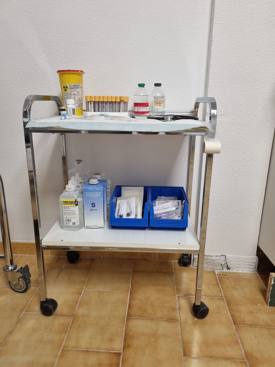 Carrito clínica. Alquiler carro de clínicas. Carro de laboratorio.