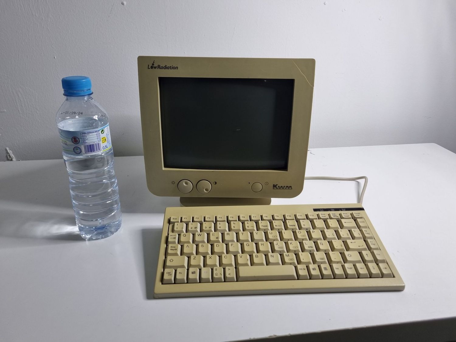 Pantalla y teclado mini años 90. Alquiler ordenador antiguo.