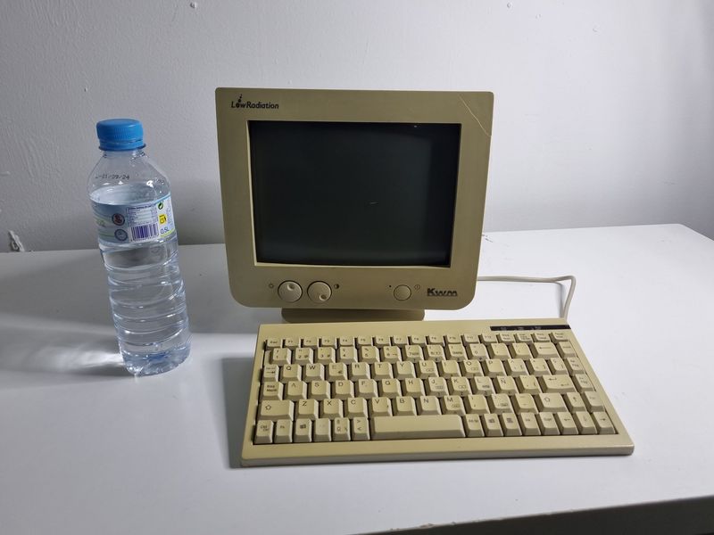 Pantalla y teclado mini años 90. Alquiler ordenador antiguo.