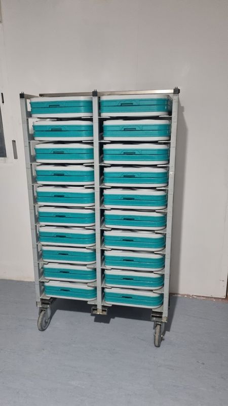 Carro transporte bandejas Isotérmicas. Alquiler carro de bandejas de comida.