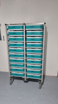 Carro transporte bandejas Isotérmicas. Alquiler carro de bandejas de comida.