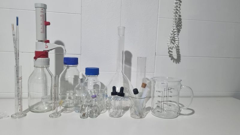 Lote cristalería de laboratorio de borosilicato. Alquiler utensilios de laboratorio.