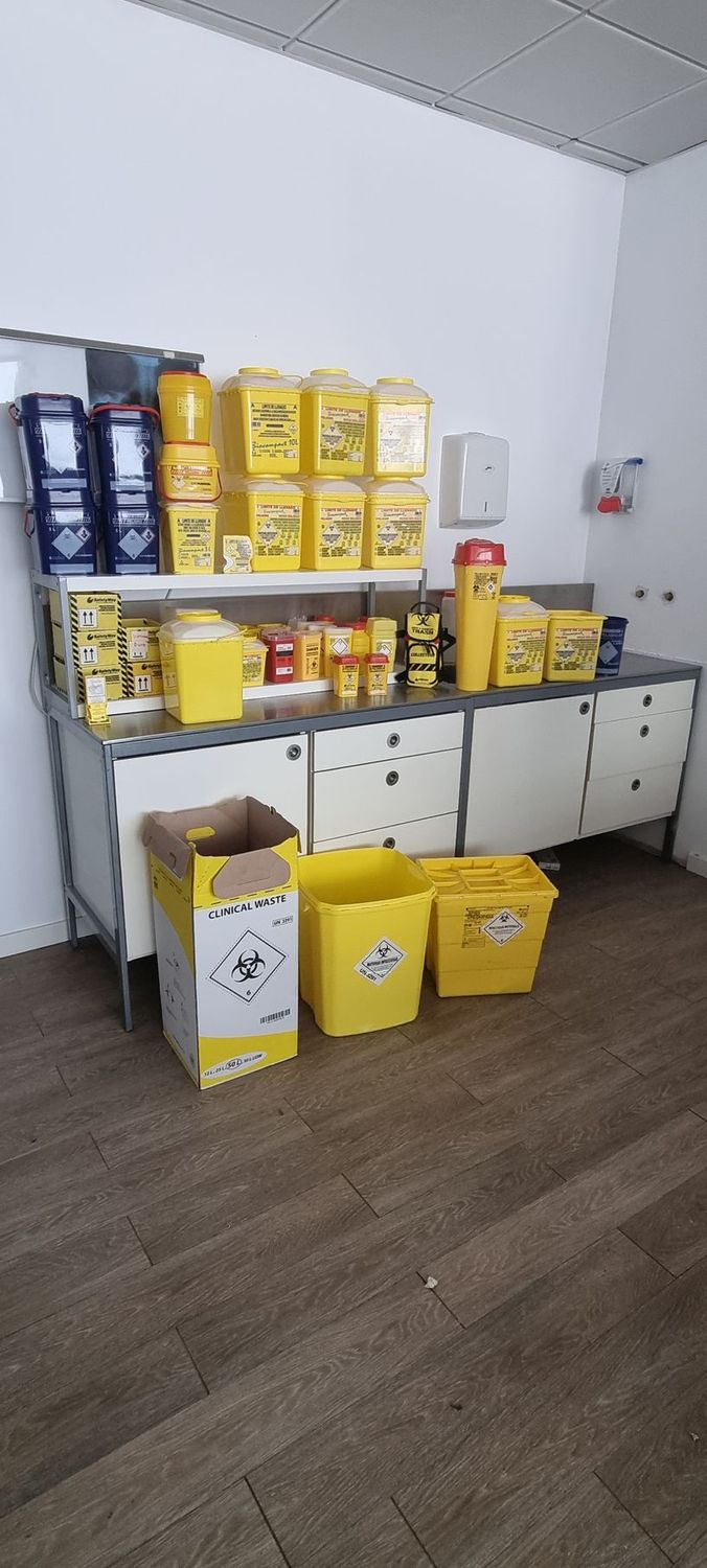 Lote contenedores de residuos  biológicos. Alquiler atrezzo hospitalario.