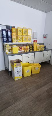 Lote contenedores de residuos  biológicos. Alquiler atrezzo hospitalario.