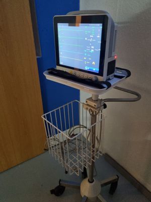 Carro porta equipos de electromedicina. Alquiler carro para monitor.