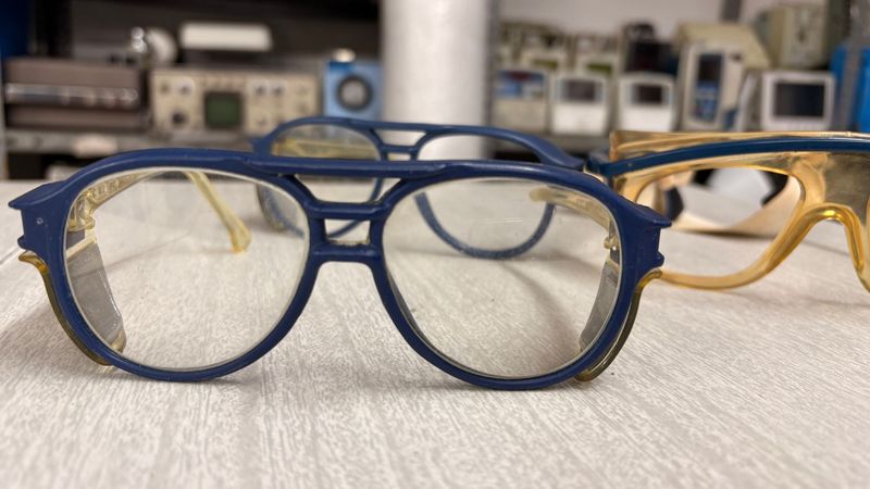 Gafas de laboratorio años 90. Alquiler gafas de seguridad vintage.