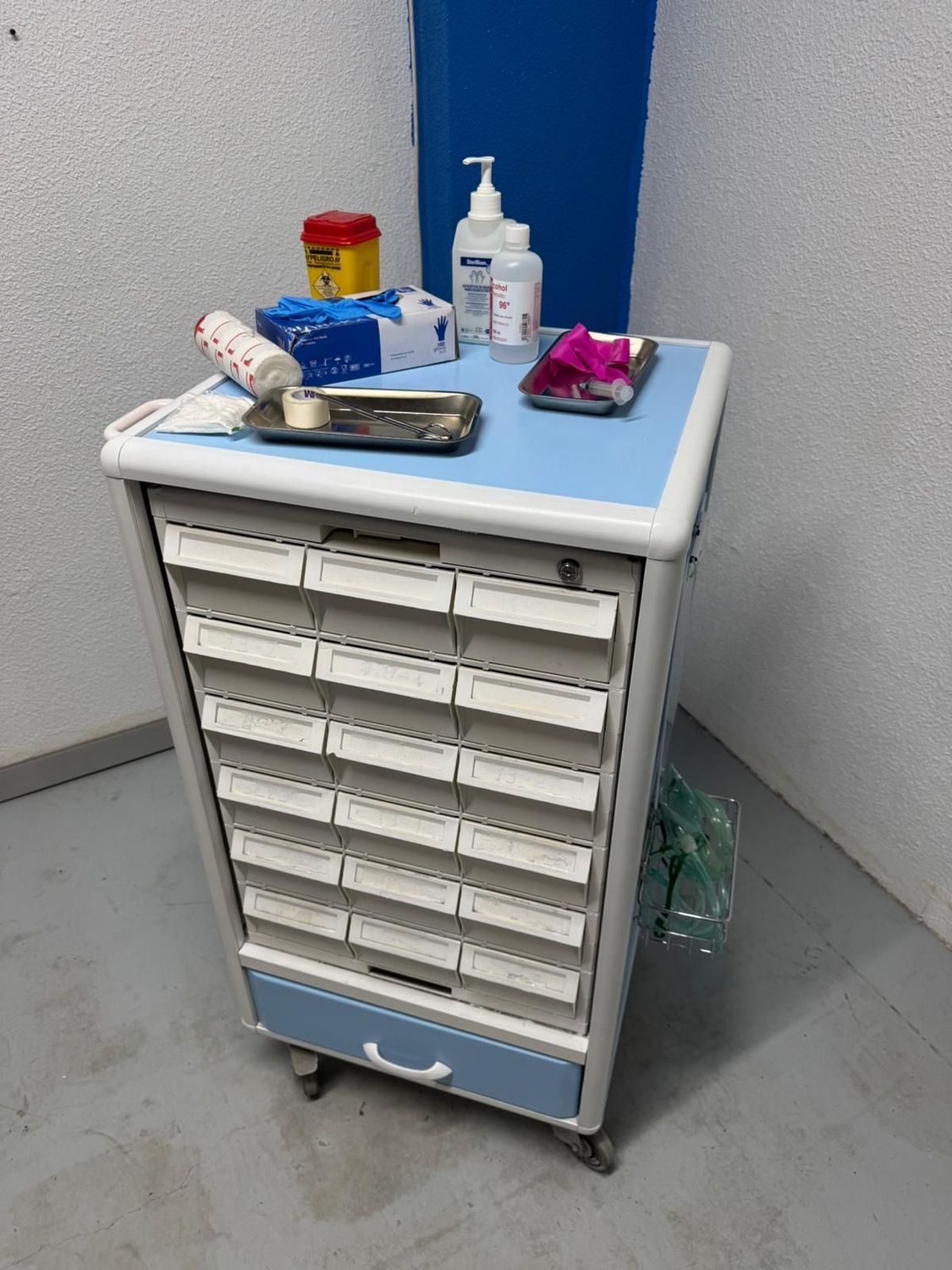Carro medicamentos. Carro de transferencia. Alquiler carros hospitalarios. Atrezzo medico.