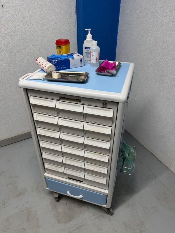 Carro medicamentos. Carro de transferencia. Alquiler carros hospitalarios. Atrezzo medico.