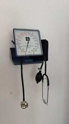 Tensiómetro aneroide de pared. Alquiler tensiómetro manual de pared. Tensiómetro de escritorio. Tensiómetro aneroide de pared. Alquiler tensiómetro manual de pared. Tensiómetro de escritorio.