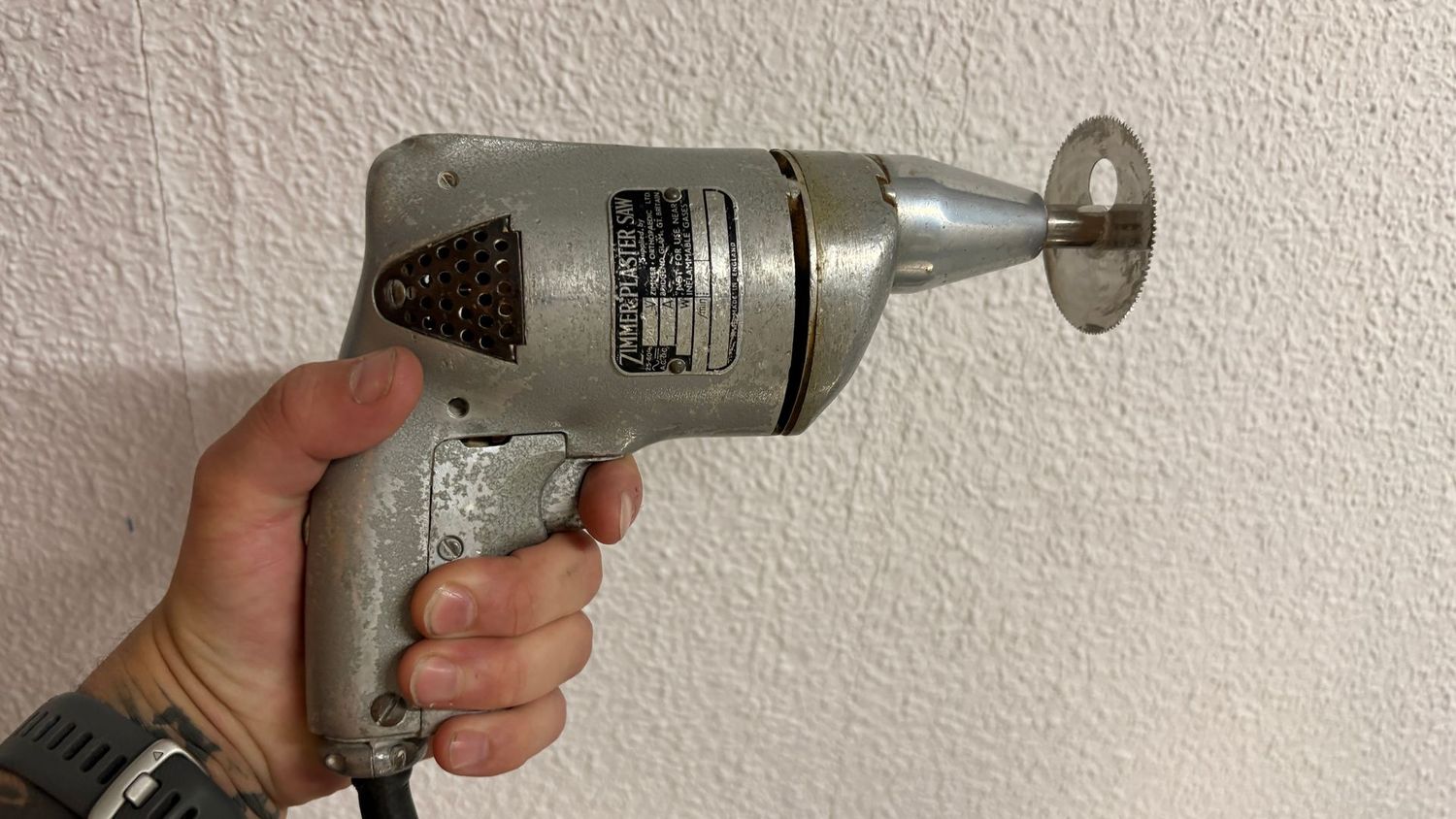 Sierra eléctrica yesos de traumatología. Alquiler atrezzo de trauma. Sierra años 80 y 90