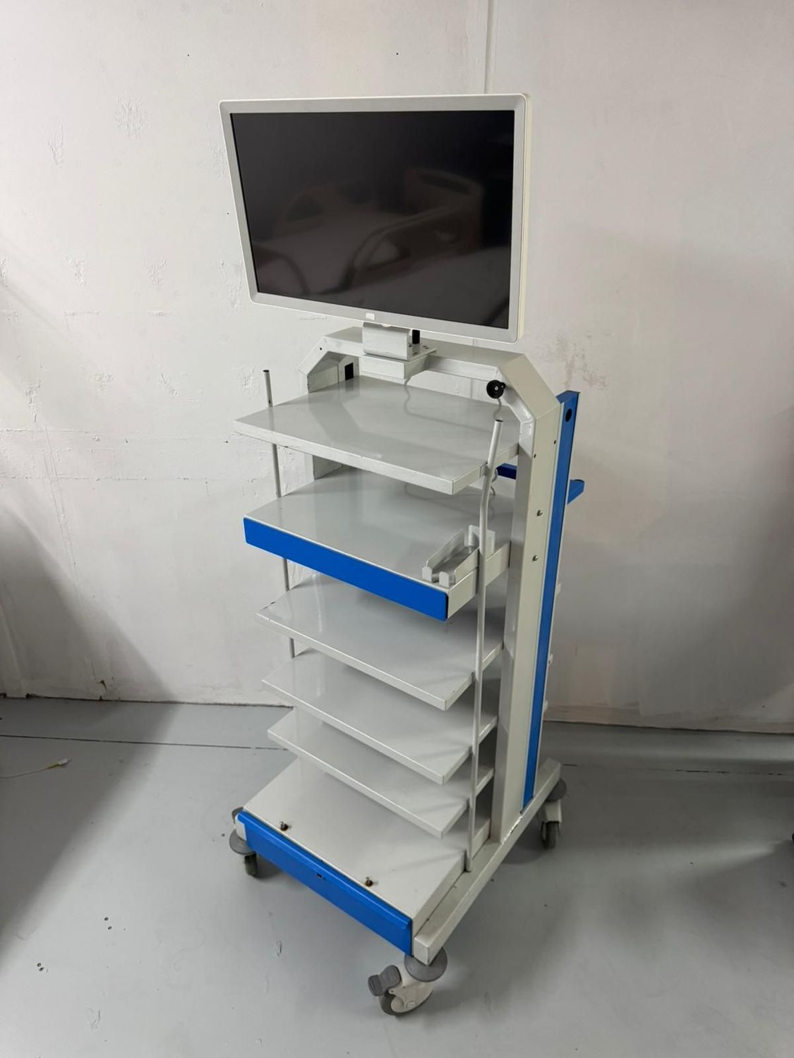 Carro médico Trolley para procedimientos. Alquiler carro medico con pantalla. Carro médico Trolley para procedimientos. Alquiler carro medico con pantalla.