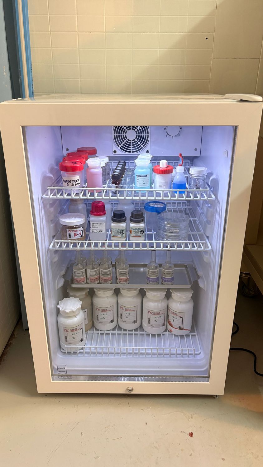Nevera laboratorio completa. Alquiler nevera medicinal.