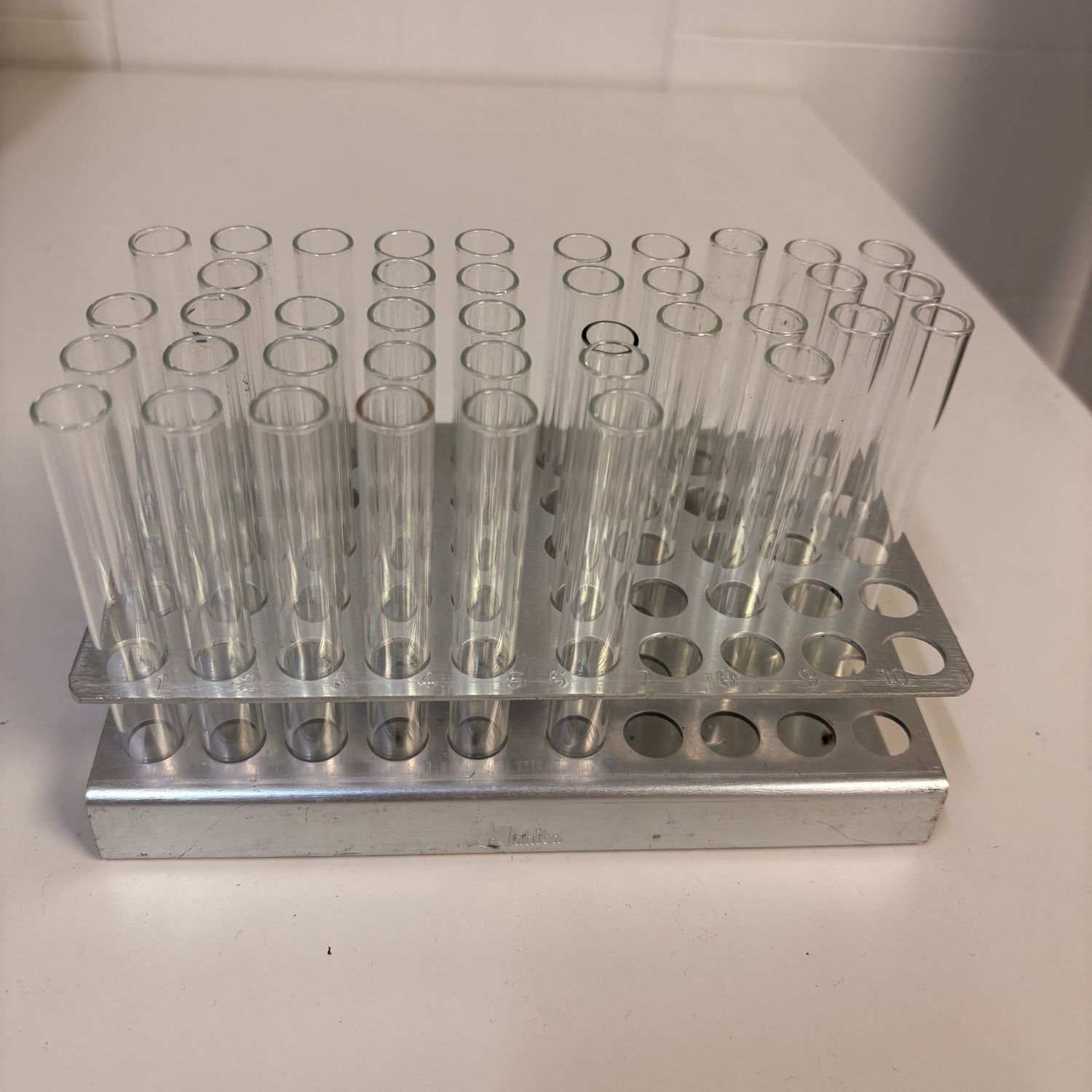 Gradilla de aluminio con tubos de cristal. Alquiler gradilla de laboratorio.