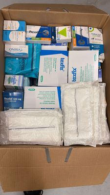Caja grande de fungibles variados. Alquiler fungibles para cine y televisión