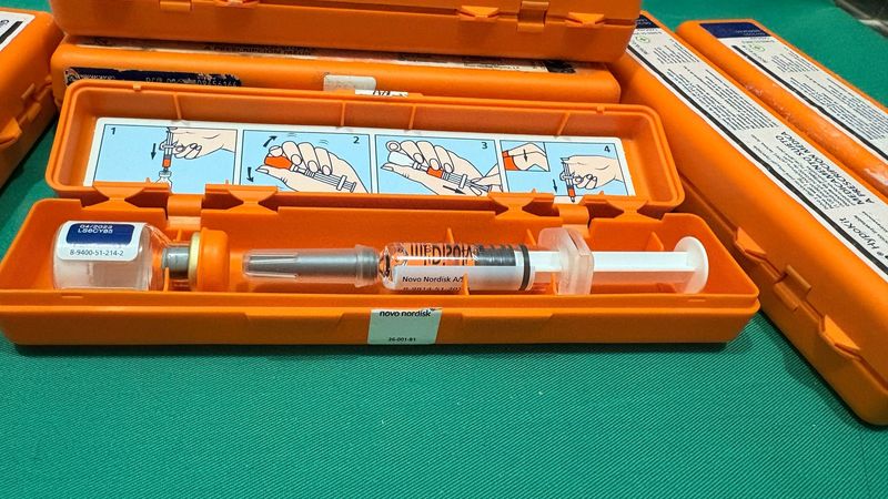 Estuche y jeringa para diabéticos. Alquiler jeringa ficticia sin medicamento.