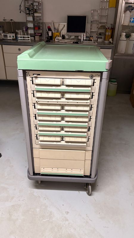 Carro medicamentos americano. Alquiler carro de trasferencia. Carro medicamentos americano. Alquiler carro de trasferencia.