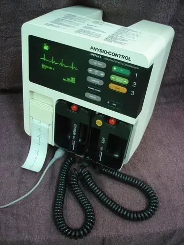 Desfibrilador con palas. Alquiler desfibrilador años 80 y 90.