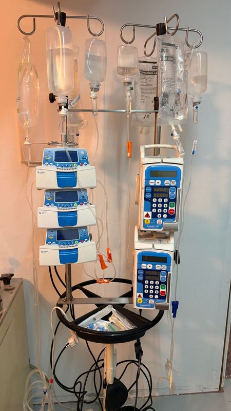 Porta sueros de cuidados intensivos con bombas de infusión, Alquiler atrezzo de UCI Porta sueros de cuidados intensivos con bombas de infusión, Alquiler atrezzo de UCI