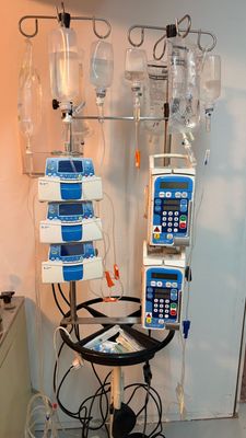 Porta sueros de cuidados intensivos con bombas de infusión, Alquiler atrezzo de UCI