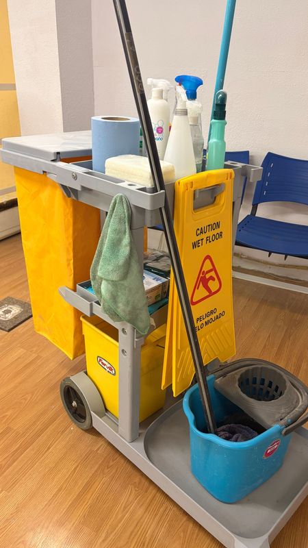 Carro de limpieza completo. Alquiler carro de limpieza hospitalaria. Carro de limpieza completo. Alquiler carro de limpieza hospitalaria.