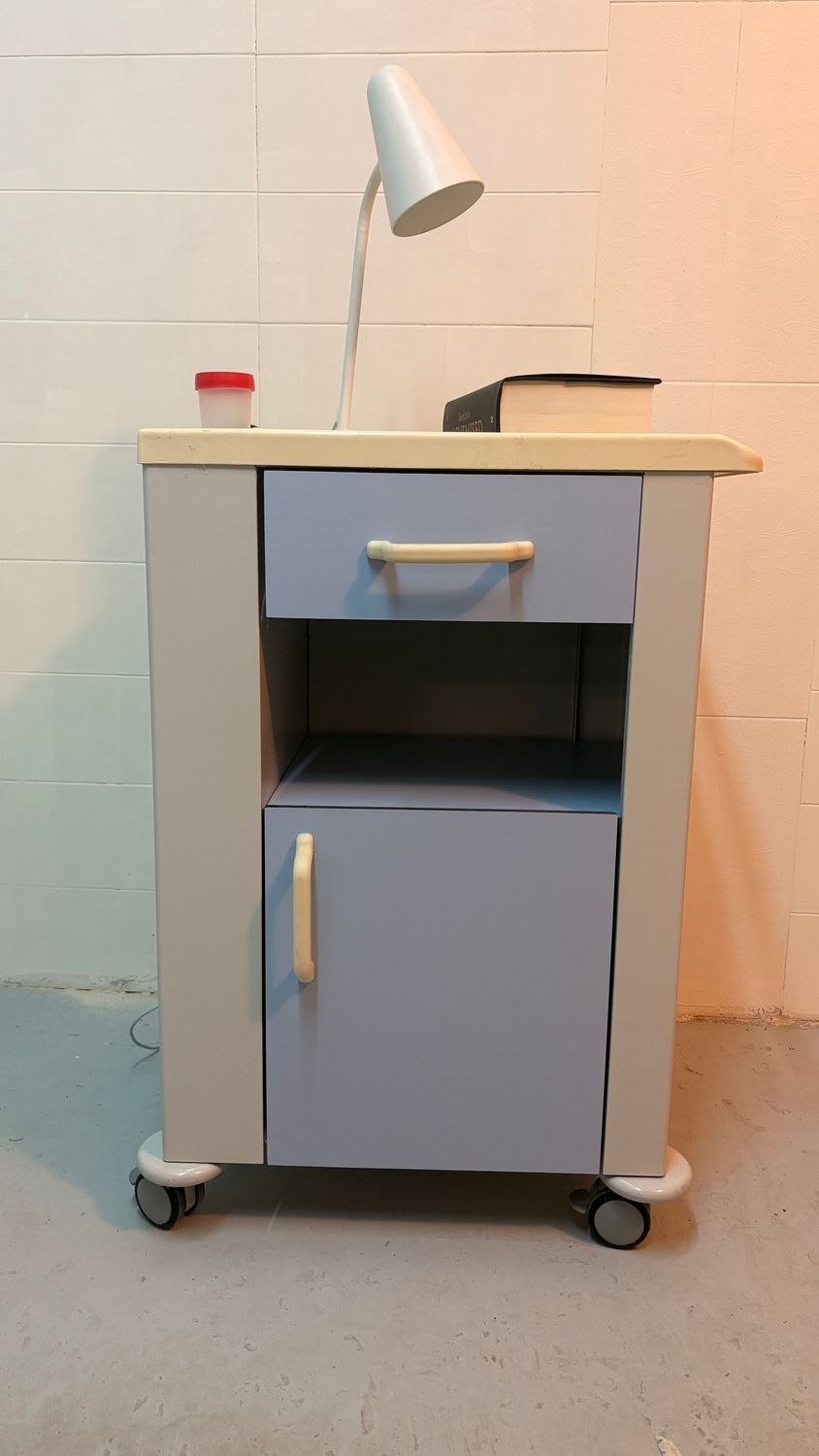 Mesilla hospitalaria. Alquiler mesa de noche. Mesilla habitación de hospital Mesilla hospitalaria. Alquiler mesa de noche. Mesilla habitación de hospital