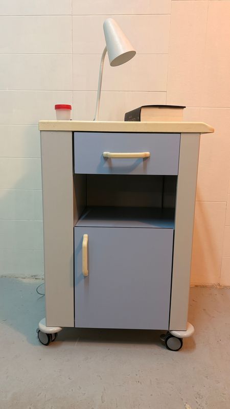 Mesilla hospitalaria. Alquiler mesa de noche. Mesilla habitación de hospital Mesilla hospitalaria. Alquiler mesa de noche. Mesilla habitación de hospital