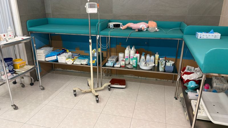 Sala de reanimación de neonatos completa. Alquiler atrezzo hospitalario. Sala de reanimación de neonatos completa. Alquiler atrezzo hospitalario.