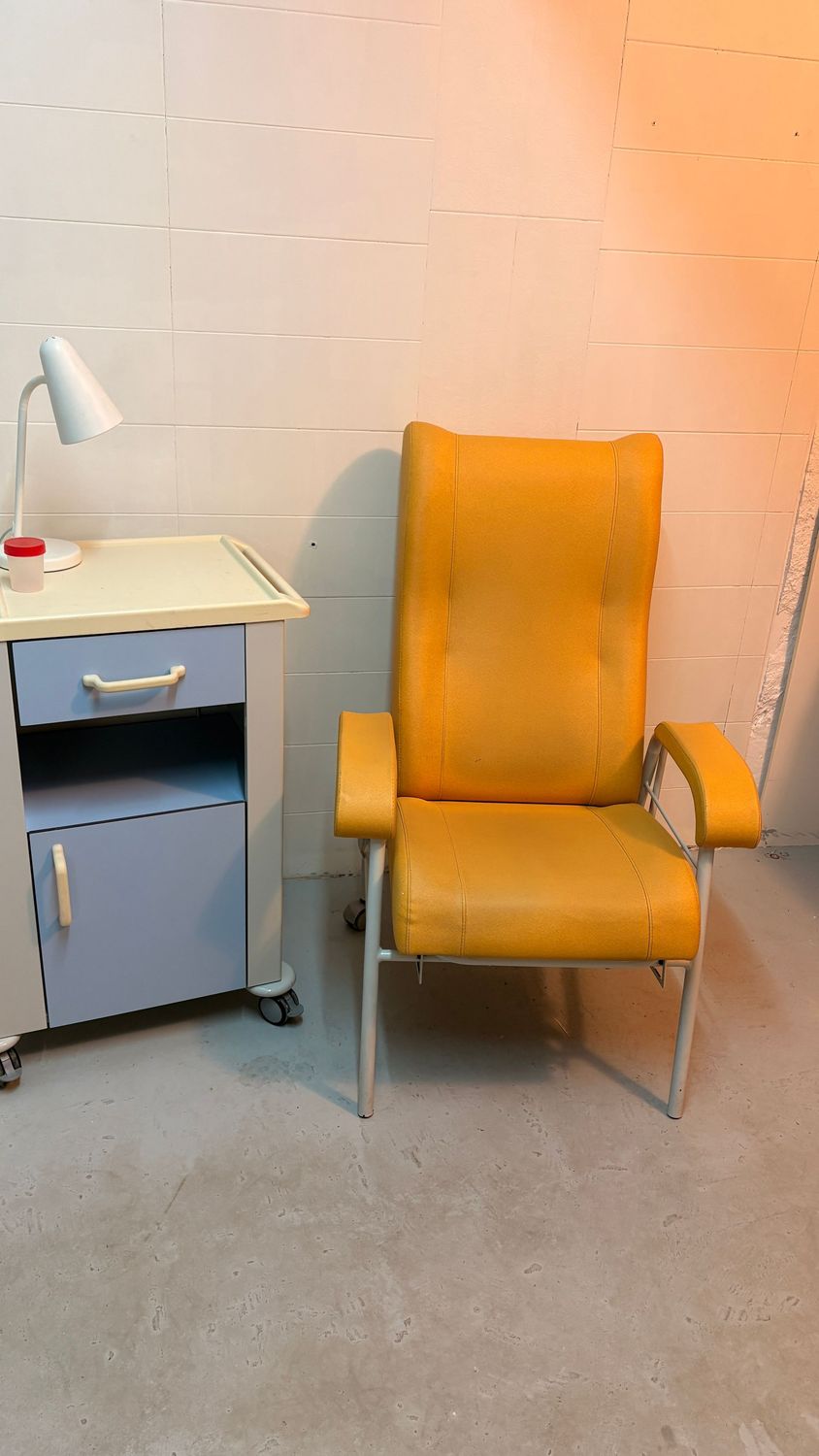 Sillón hospitalario años 90 y 2000. Alquiler butaca hospitalaria amarilla. Sillón hospitalario años 90 y 2000. Alquiler butaca hospitalaria amarilla.