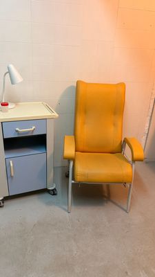 Sillón hospitalario años 90 y 2000. Alquiler butaca hospitalaria amarilla. Sillón hospitalario años 90 y 2000. Alquiler butaca hospitalaria amarilla.