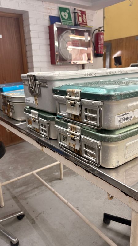 Lote de contenedores para esterilización con tapa perforada. Alquiler contenedor de instrumental quirúrgico. Lote de contenedores para esterilización con tapa perforada. Alquiler contenedor de instrumental quirúrgico.